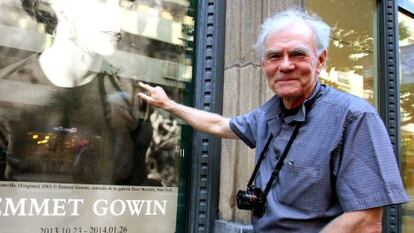 El fotógrafo Emmet Gowin, este miércoles, ante el cartel de su exposición en la sala Rekalde, en Bilbao.