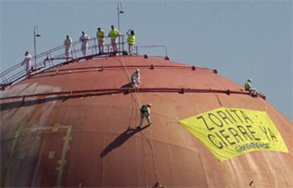 Activistas de Greenpeace piden el 25 de abril el cierre de Zorita, encaramados a su reactor. PLANO GENERAL - ESCENA