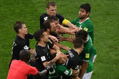 Em formação parecida com o scrum, a seleção da Nova Zelândia remetia aos All Blacks, tradicional time de rúgbi do país.