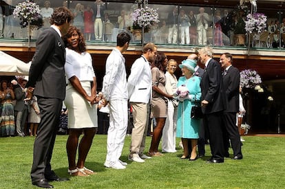 La reina saluda a Venus Williams. Esperan, desde la derecha, Andy Roddick, Novak Djokovik, Serena Williams y Roger Federer. A la derecha de la reina, Caroline Wozniaki.