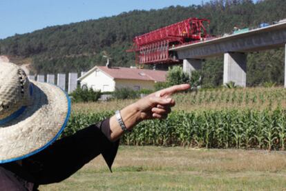 Carmen Bustelo, vecina de Manselle, muestra el viaducto que se está construyendo sobre su terreno.