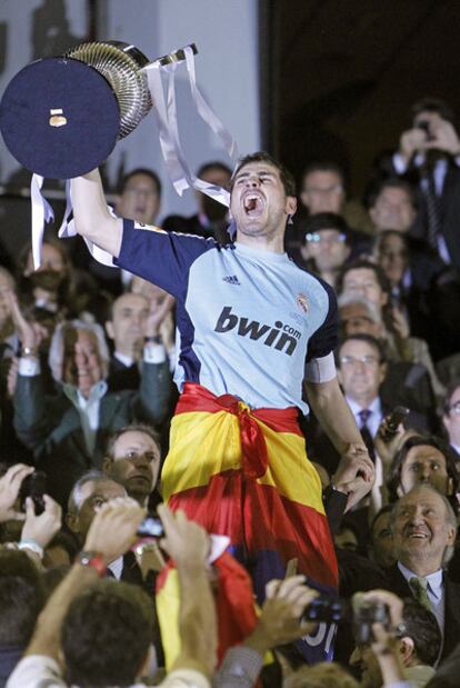 Casillas levanta el trofeo de campeón ante la mirada del Rey.