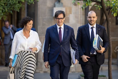 El presidente catalán, Salvador Illa, acompañado por la consejera de Economía Alícia Romero y el consejero de Presidencia Albert Dalmau.