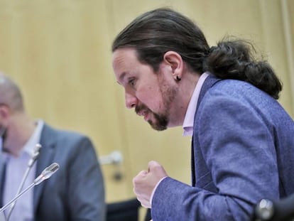 El primer plano, el vicepresidente del Gobierno Pablo Iglesias.