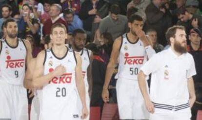 Los jugadores del Madrid tras caer ante el Barça