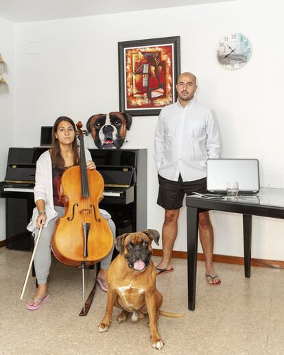 <b>Lorena Lanza, 29 años, especialista en educación musical y profesora de chelo.</b> Impartir clases de música online no permite disfrutar y desarrollar tanto la parte emocional, que es clave a la hora de conectar con la interpretación. <b>Albert Rius, 32 años, gestor personal remoto en banca.</b> La experiencia ha sido enriquecedora porque me ha permitido tomar conciencia de la cantidad de tiempo improductivo a lo largo del día. La falta de costumbre y el hecho de tener las herramientas de trabajo en mis espacios personales provocaron que en muchas ocasiones me resultara difícil terminar mi jornada laboral a la hora habitual.