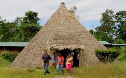 Estudiantes saliendo de la Casa Cósmica, parte de las estructuras de esta escuela costarricense.