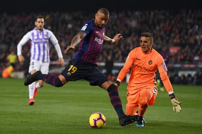 Boateng se enfrenta con la pelota a Jordi Masip, portero del Real Valladolid.