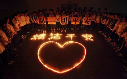 Vigilia por las víctimas de las explosiones en la zona industrial de Tianjin, en Zhejiang, China.