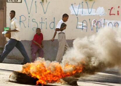 Imagen de la ciudad de Puerto Príncipe, con pintadas a favor del presidente Aristide.