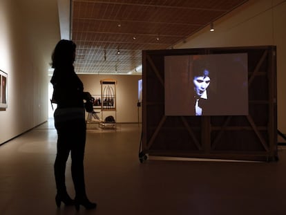 Una visitante observa 'Lonely vampire' (2005), de Mike Kelley, en una muestra de la Colección Goetz en la Sala de Arte Santander en 2015.