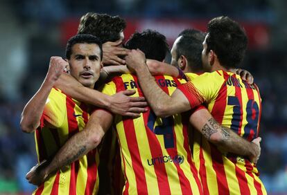Los jugadores del Barcelona celebran el 5º tanto.