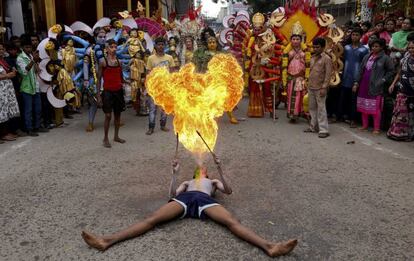 Espectáculo con fuego durante la procesión del festival 'Bonalu', en Hyderabad (India).