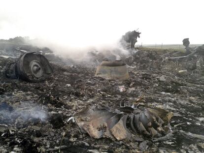 Restos del avión de pasajeros malasio que se ha estrellado al este de Ucrania, cerca de la frontera con Rusia.