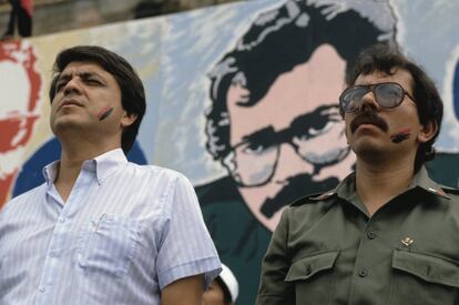 Sergio Ramírez (izquierda) y Daniel Ortega, en la campaña por la vicepresidencia y la presidencia en la ciudad norteña de Matagalpa, Nicaragua.