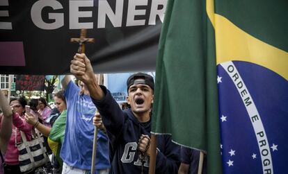 Um jovem protesta contra a feminista Judith Butler, o dia 8 de novembro passado em São Paulo.