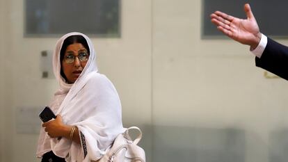 Azra Bibi, este domingo, a su llegada al aeropuerto de El Prat.