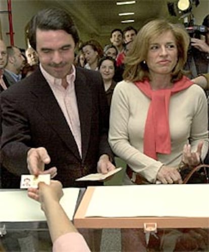 El presidente del Gobierno y su esposa, Ana Botella, han acudido juntos a votar en Madrid.