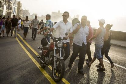 Gente paseando por el Malecón de La Habana, cerrado al tráfico los fines de semana durante la Bienal de Arte de 2015.