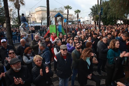 Vecinos de Barbate se concentraban este sábado por la muerte de dos guardias civiles en una operación contra el narcotráfico.