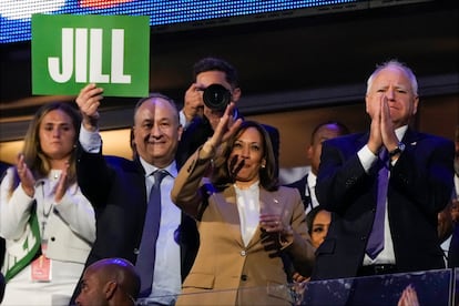 La vicepresidenta y candidata demócrata, Kamala Harrris (en el centro), acompañada de su esposo, Doug Emhoff (a la izquierda), y el candidato demócrata a la vicepresidencia, el gobernador de Minnesota, Tim Walz, escuchan la intervención de la primera dama, Jill Biden.