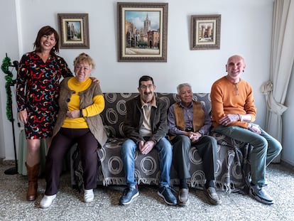 De izquierda a derecha, Amparo (de Hogares compartidos), con Luisa, José Félix, Pastor y Vicente, en el piso en el barrio de L'Olivereta que comparten.