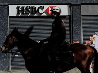 Un policía patrulla ante una sucursal del HSBC en Río de Janeiro.