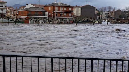 Vista del Río Alberche, desbordado a su paso por la localidad abulense de Navaluenga por el temporal de la borrasca 'Jana'.