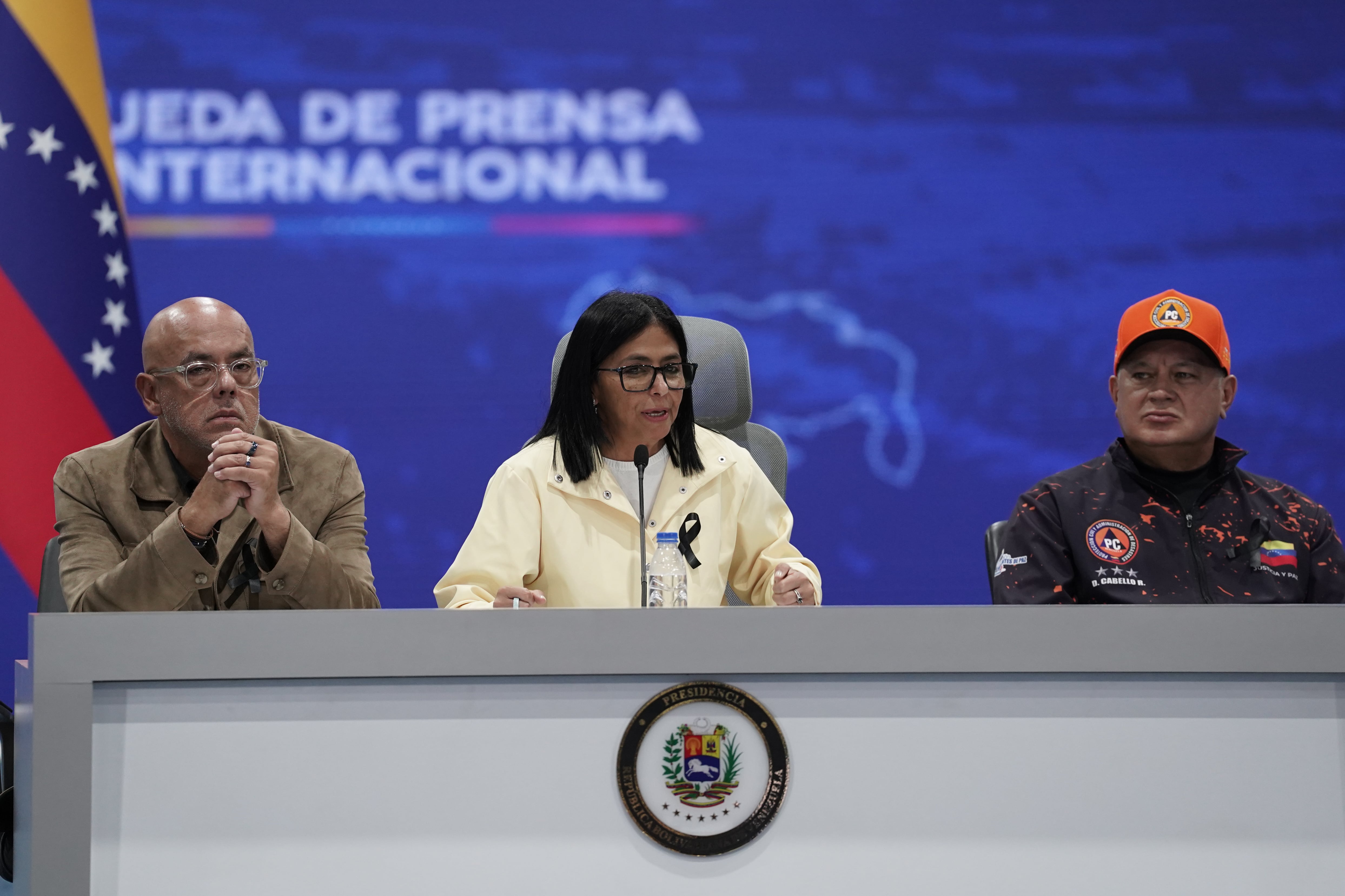 La presidenta interina de Venezuela, Delcy Rodríguez, se dirige a los medios de comunicación junto al presidente de la Asamblea Nacional de Venezuela, Jorge Rodríguez, y al ministro del Interior, Diosdado Cabello.