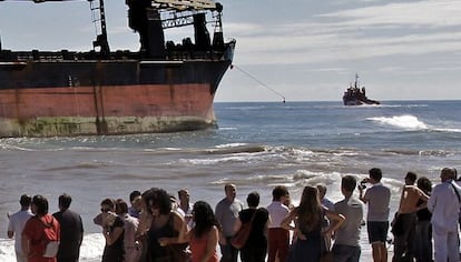 Los remolcadores intentaron reflotar los barcos, ayer en El Saler, ante centenares de curiosos.