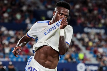 Vinicius besa el escudo del Real Madrid celebrando uno de sus goles ante el Levante este domingo en el Ciutat de València.