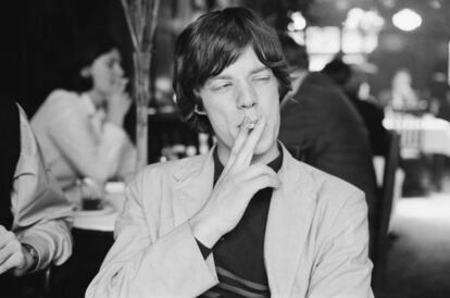 Mick Jagger en Londres en 1964, con 21 años. Entonces acababa de dejar sus estudios de economía para dedicarse a la música. Hoy, su patrimonio se estima en más de 300 millones de euros.