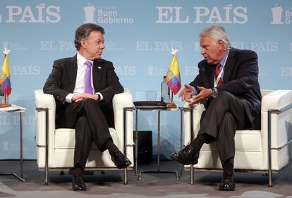 Juan Manuel Santos, presidente de la República de Colombia (i) con Felipe Gonzalez.