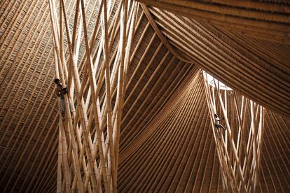 Bambú en Bali.Trescientas personas trabajan bajo esta cubierta ideada por Jörg Stamm que actualiza una tradición milenaria protegiendo el bambú de los insectos, el desgaste y el fuego.