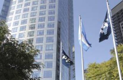Banderas de YPF y de Argentina ondean en la sede de la petrolera en Buenos Aires. EFE/Archivo