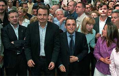 José Blanco, José Luis Rodríguez Zapatero, Rafael Simancas y Trinidad Jiménez, que conversa con María Teresa Sáez, en la celebración de los resultados electorales del PSOE, el pasado 1 de junio.