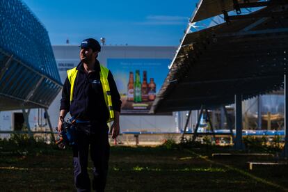 Un empleado de la planta termosolar de Sevilla revisa los espejos parabólicos que captan los rayos del sol.