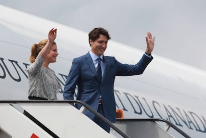 "Saludos México! Sophie y yo nos sentimos honrados por su cálida bienvenida! Felices en nuestra visita a esta gran ciudad", ha expresado el primer ministro canadiense, Justin Trudeau, en su cuenta de Twitter en su llegada a México.