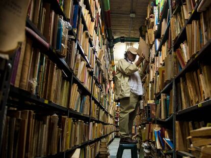 Un hombre en la librería La Gran Pulpería del Libro Venezolano, en Caracas.