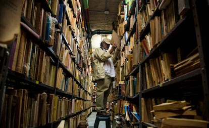 Un hombre en la librería La Gran Pulpería del Libro Venezolano, en Caracas.