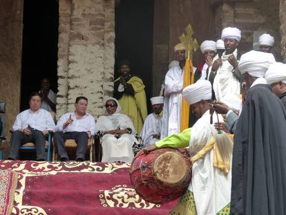 El secretario general de la OMT, Talef Rifai, en el centro, durante la celebracin de una misa en la localidad etope de Gondar.