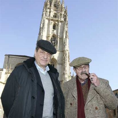 De izquierda a derecha, Claudio Magris y Günter Grass, en Oviedo.