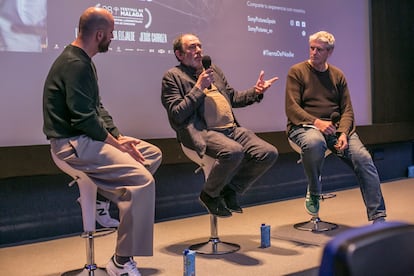 De izquierda a derecha, el director Albert Pintó, el actor Karra Elejalde y el periodista Gregorio Belinchón en los Encuentros EL PAÍS con suscriptores.