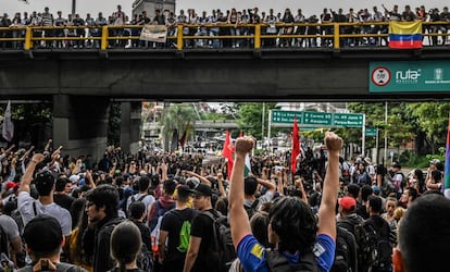 Estudiantes universitarios protestan en Medellín, Colombia.