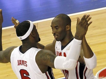 LeBron James y Kobe Bryant celebran una canasta durante el partido amistoso que Estados Unidos ganó a Argentina el pasado domingo en Barcelona
