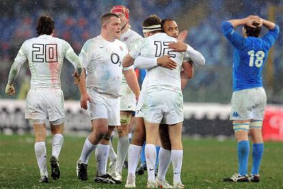 Inglaterra celebra el triunfo frente a un jugador italiano.