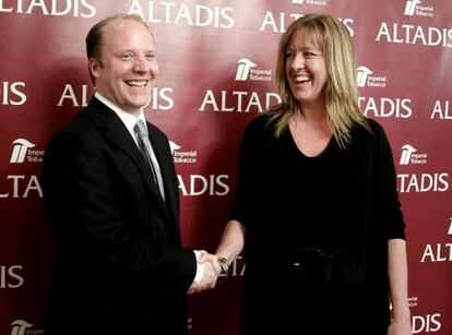 La consejera delegada de Imperial Tobacco, Alison Cooper, y el presidente de Altadis, Dominic Brisby, en el encuentro de este martes en Madrid.