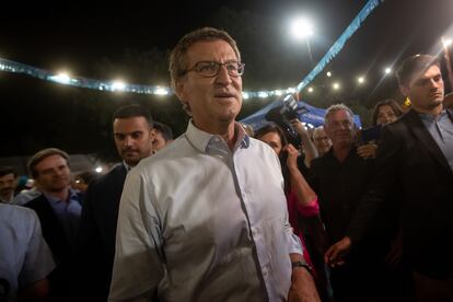 El presidente del Partido Popular, Alberto Núñez Feijóo, mantiene un encuentro con afiliados y simpatizantes del PP de Barcelona, el jueves pasado.