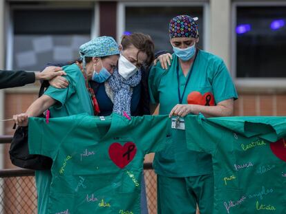 Personal sanitario llora la muerte de un compañero por coronavirus en el Hospital Severo Ochoa de Leganés (Madrid).