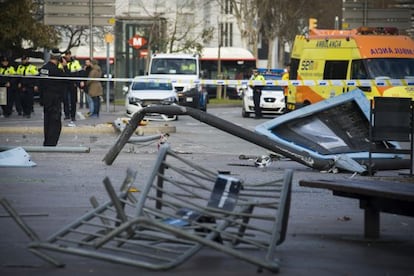 El autobús ha envestido una farola y un panel informativo